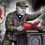 Caricatura política en blanco y negro con detalles en rojo. Un sacerdote con uniforme militar, gorra con estrella roja y un fusil AK-47 predica desde el atril de una iglesia. Sostiene un libro rojo con el título 'El Manifiesto Comunista', mientras la Biblia permanece cerrada a un lado. Al fondo, un crucifijo yace descolgado en el suelo y en su lugar sobre la pared se muestra el símbolo de la hoz y el martillo. En los bancos, la congregación observa con incredulidad.